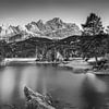 Eibsee in Bayern bei Garmisch Partenkirchen in schwarzweiss. von Manfred Voss, Schwarz-weiss Fotografie