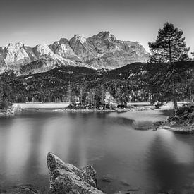 Eibsee en Bavière près de Garmisch Partenkirchen en noir et blanc. sur Manfred Voss, Schwarz-weiss Fotografie