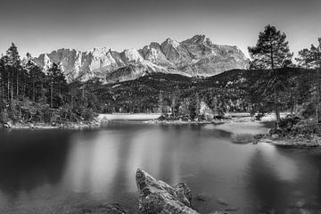 Eibsee in Beieren bij Garmisch Partenkirchen in zwart-wit. van Manfred Voss, Schwarz-weiss Fotografie
