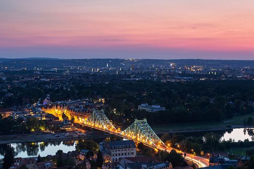 Dresden Skyline met Loschwitz Brug bij zonsondergang