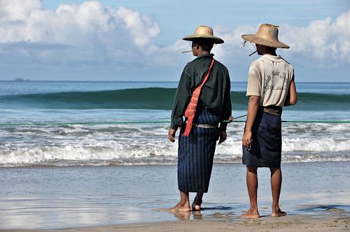 Plaatselijke silhouetten tegen de horizon van de zee