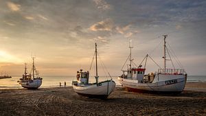 Vissersbootjes op het strand van Løkken. van Frans Nijland