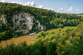 Un bateau traverse la percée du Danube près de Kelheim