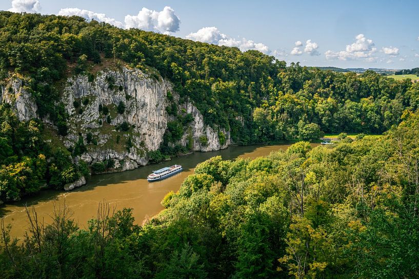 Un bateau traverse la percée du Danube près de Kelheim par ManfredFotos