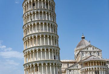 Schiefer Turm von Pisa mit Dom bei blauen Himmel van Animaflora PicsStock