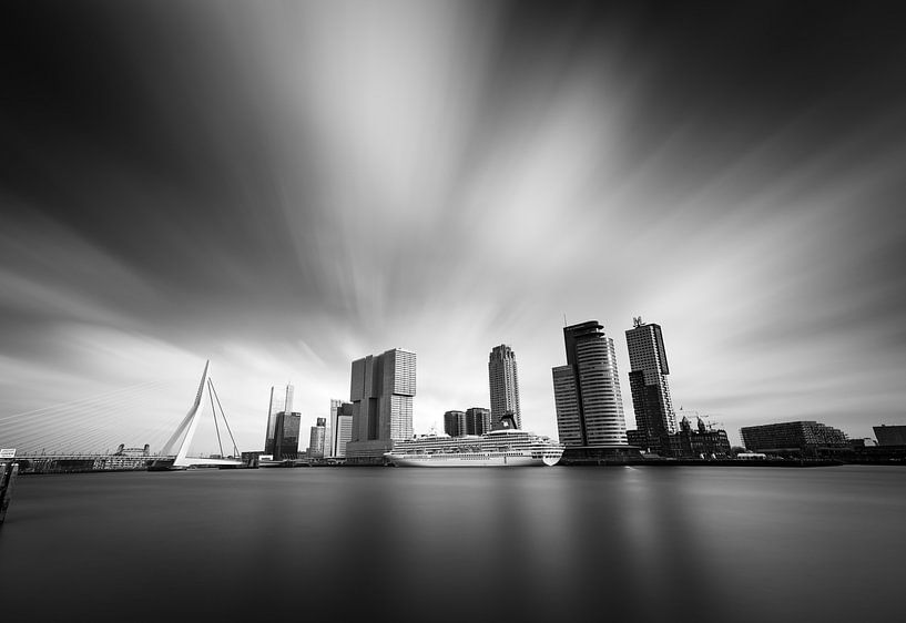 Zwart-wit Rotterdam skyline van Jeroen Mikkers