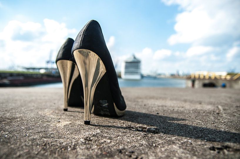 High heels, harbour and a ship by Norbert Sülzner