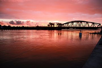 Oude burg van Zutphen tijdens zonsondergang van John Beemsterboer