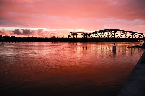 Vieux bourg de Zutphen lors d'un coucher de soleil dominical