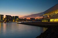 het IJ Amsterdam in de avond