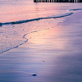 Zonsondergang strand Dishoek kleurrijk van Marije de Pagter