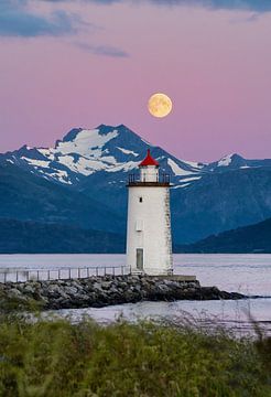 Dichtbij volle maan boven de vuurtoren van Høgstein, Godøy, Noorwegen van qtx