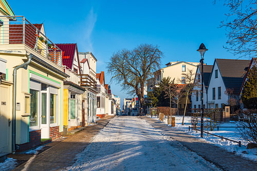 Häuser in der Alexandrinenstraße in Warnemünde im Winter