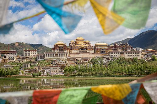 Tibetaanse vlaggetjes in  Zhongdian