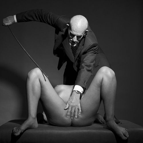 Hele mooie oudere man en een naakte vrouw in kink fetisj scene