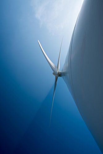 Les pales du moulin à vent coupent la lumière du soleil.