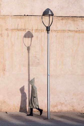 Djellaba onderweg - Marokko straatfotografie