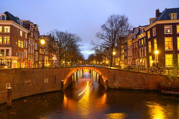 Amsterdamse verlichte bruggen aan de Herengracht in de winter