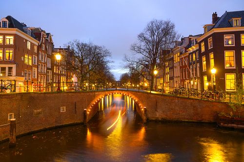 Amsterdamse verlichte bruggen aan de Herengracht in de winter