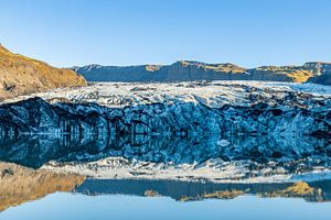 Gletscher spiegelt sich im Gletschersee, Solheimajokull-Gletscher