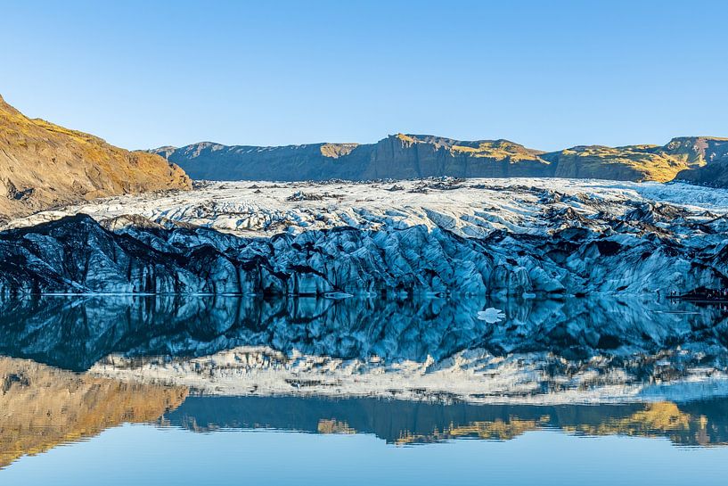 Glacier se reflétant dans le lac glaciaire, glacier Solheimajokull par Wendy van Kuler Fotografie