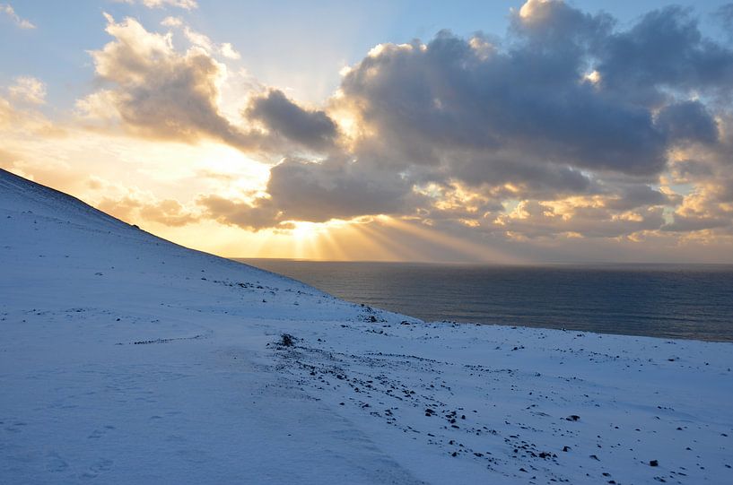 Zonsondergang boven sneeuw van Willem Holle WHOriginal Fotografie