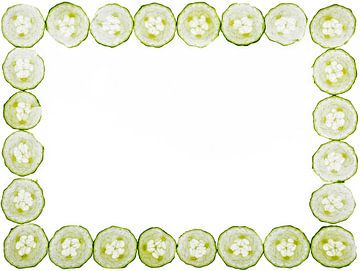Schijfjes van komkommer op een witte achtergrond