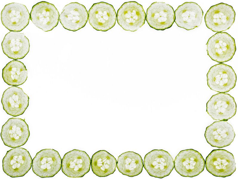 Gurkenscheiben auf weißem Hintergrund von Carola Schellekens