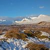 Schnee auf dem Rannoch Moor mit dem Black Mount im Hintergrund, Lochaber, Schottland von Arch White