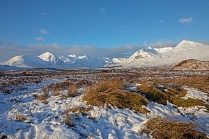 Schnee auf dem Rannoch Moor mit dem Black Mount im Hintergrund, Lochaber, Schottland