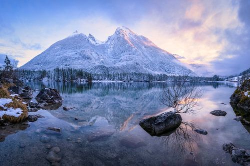 Een koude winteravond aan de Hintersee in Berchtesgaden