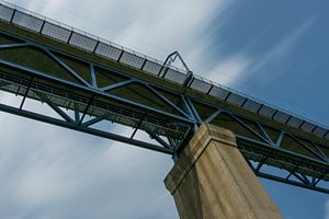 Nahaufnahme des langen Eisenbahnviadukts bei Moresnet in Belgien
