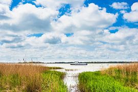 Fahrgastschiff auf dem Bodden auf dem Fischland-Darß in Wiek von Rico Ködder