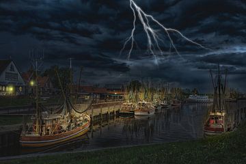 De haven van Greetsiel 's avonds tijdens een onweersbui van Jan Schneckenhaus