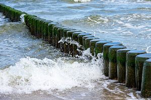 Wellen brechen an eine Buhne an der Ostsee auf Usedom von Animaflora PicsStock