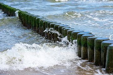 Wellen brechen an eine Buhne an der Ostsee auf Usedom