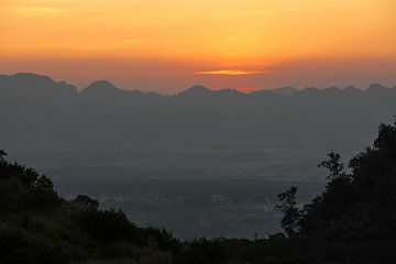 zonsondergang over de bergen van Marcel Derweduwen