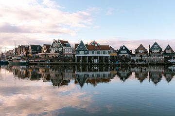 De dijk van Volendam - Reflectie van een vissersdorp van Marit Hilarius