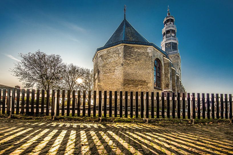De kerk van Hindeloopen, Friesland, in het late namiddaglicht van Harrie Muis