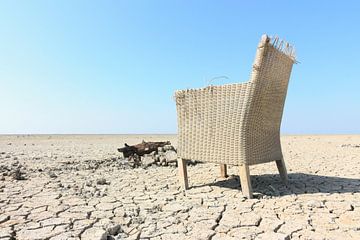 Rieten stoel op het wad von Harry Wedzinga