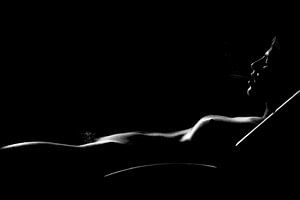 silhouette van naakte vrouw in zwart van Atelier Liesjes