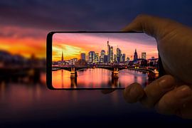 Frankfurt im Handy mit lila sonnenuntergang und unschafen hintergrund von Fotos by Jan Wehnert