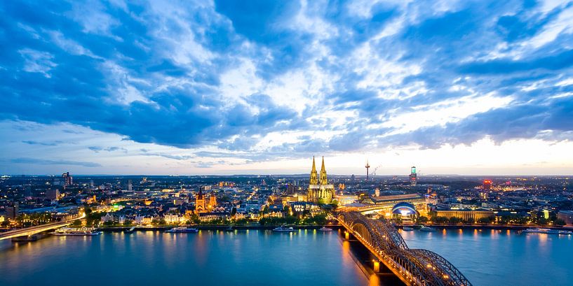 Cologne avec la cathédrale et le pont Hohenzollern la nuit par Werner Dieterich