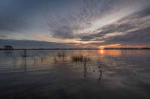 Zonsondergang boven meertje bij Eiland van Maurik