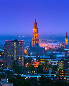 Groningen während der blauen Stunde mit Blick auf das Zentrum. von Henk Meijer Photography