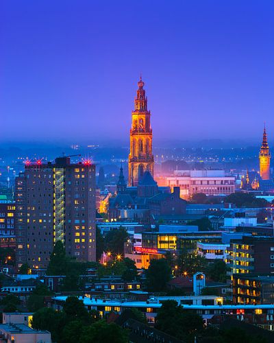 Groningen tijdens het blauwe uurtje met uitzicht richting centrum.