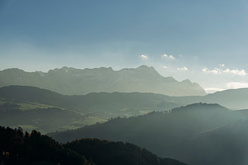 Het Säntis-massief boven het Appenzellerland in zacht licht