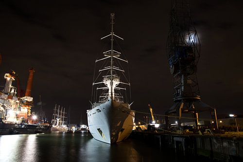 Frontansicht eines großen Segelkreuzfahrtschiffs, das nachts im Hafen liegt.