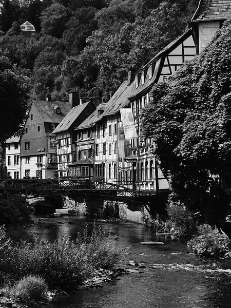 Monschau in der Eifel 1 schwarz-weiß von Jörg Hausmann