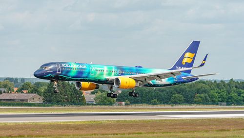 Boeing 757 d'Icelandair en livrée Hekla Aurora.